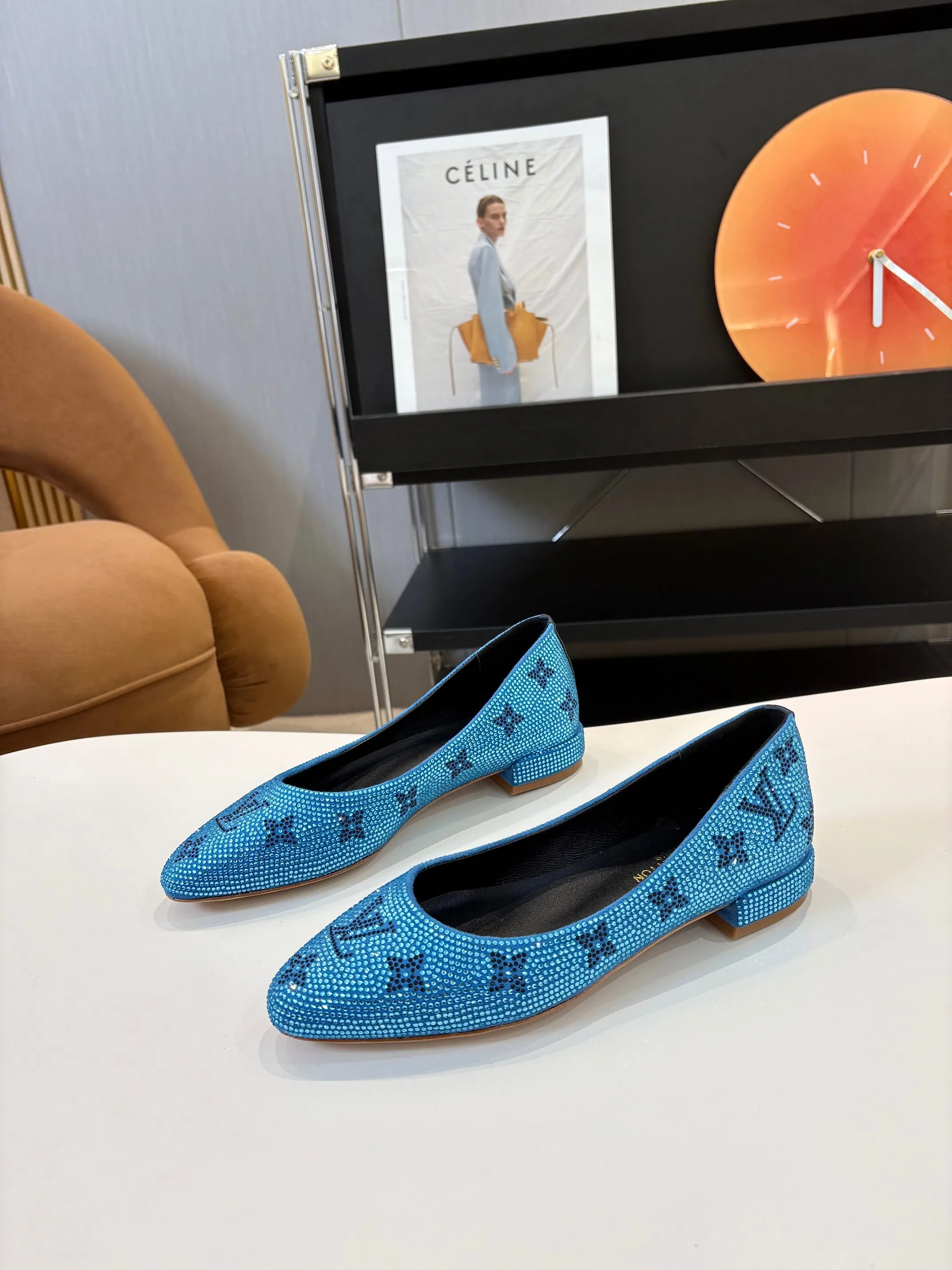 👟👟Ex-factory price 520👟👟 Louis Vuitton Louis Vuitton, 2025 flat shoes, modern and fashionable in one! Meet love when you turn a corner, release a strong aura like a queen, and capture everyone's attention instantly! Fabric: LV classic presbyopia + glittering diamonds + Yang Jing Lining/foot pads: imported lambskin leather outsole Size number: 35-41